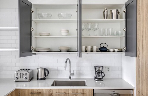 West Loop Apartment | Sunny West Loop 1BR w/Pool, Coworking & Gym, 1 block to L, by Blueground