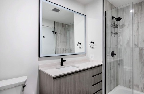 Near West Side Apartment | Sunny West Loop Jr 1BR w/Rooftop & Dog Run, nr I-90, by Blueground