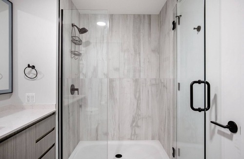 Near West Side Apartment | Sunny West Loop Jr 1BR w/Rooftop & Dog Run, nr I-90, by Blueground