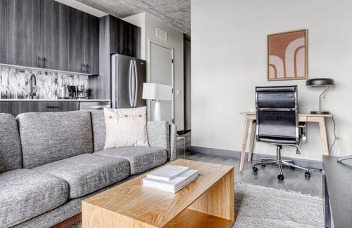 Near West Side Apartment | Sunny West Loop Studio w/ Gym & Pool, 2 blocks from L, by Blueground
