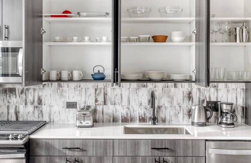 Near West Side Apartment | Sunny West Loop Studio w/ Gym & Pool, 2 blocks from L, by Blueground