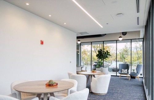 Illinois Medical District Apartment | Tasteful Medical District 1BR w/ Gym & W/D, 1 block to L, by Blueground