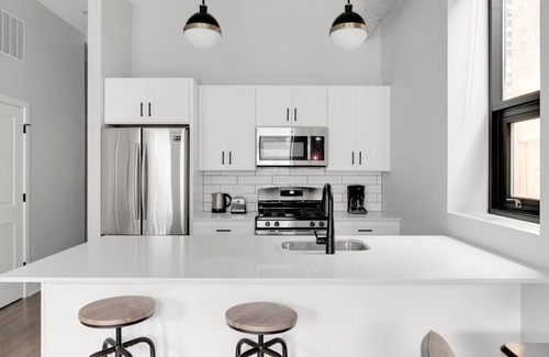 West Town Apartment | Tasteful West Town 2BR, 4 blocks to L & Wicker Park bars, by Blueground