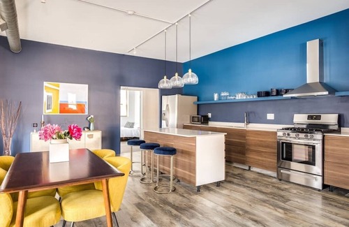 River North Apartment | The Orleans - Floor 2 Private roof deck Patio!