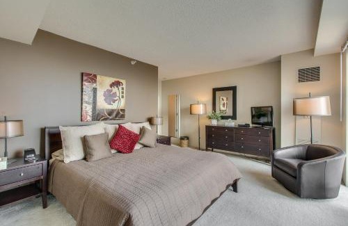 Downtown Chicago Apartment | The Penthouse at Grand Plaza