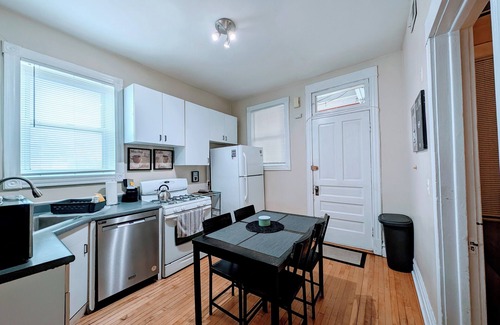 Roscoe Village Apartment | The Roscoe Village Brownstonen