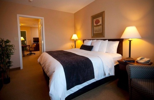 Quincy Hotel | Town & Country Inn and Suites