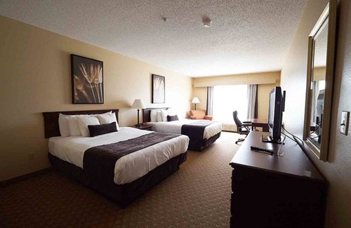 Quincy Hotel | Town & Country Inn and Suites