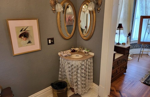 Decatur Condo | Traveling Professionals welcome at the Lincoln Suite at the PrairieOlm