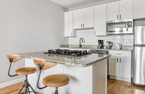 Lakeview Apartment | Trendy Lakeview 2BR w/ Patio, W/D, walk to Wrigley Field, by Blueground