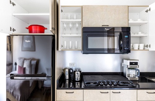River North Apartment | Trendy Lincoln Park Studio w/W/D, Patio, walk to L, by Blueground