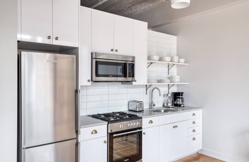 Near North Side Apartment | Trendy River North 1BR w/Gym, Lounge & Roof, nr Riverwalk, by Blueground