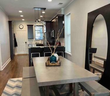 West Town Apartment | Trendy West Town Flat - 2 bed/1.5 bath w parking