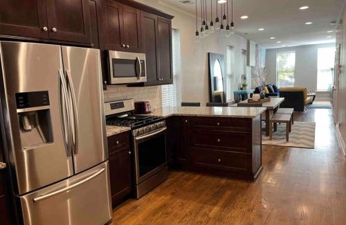West Town Apartment | Trendy West Town Flat - 2 bed/1.5 bath w parking
