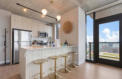 West Loop Apartment | Two 2BR Apts for Business & Leisure Groups