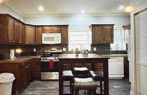 Rogers Park Condo | Unforgettable fully furnished three bedroom, one bathroom in Edgewater