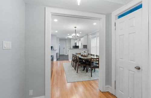West Ridge Condo | Up to 8 Spacious lovely Chicago-style 3BDR condo. Safe & quiet neighborhood