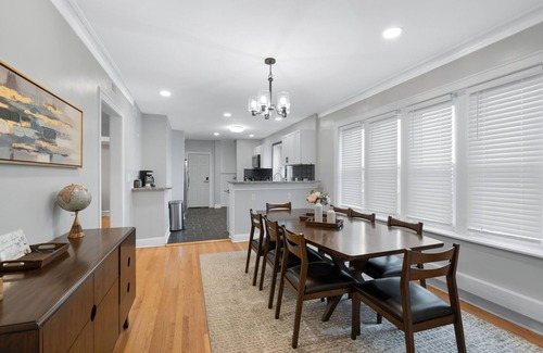 West Ridge Condo | Up to 8 Spacious lovely Chicago-style 3BDR condo. Safe & quiet neighborhood