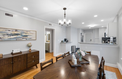 West Ridge Condo | Up to 8 Spacious lovely Chicago-style 3BDR condo. Safe & quiet neighborhood