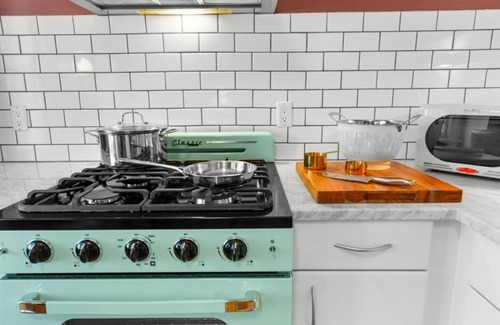 Wrigleyville Apartment | Updated 3 Bedroom Chicago Historic Andersonville
