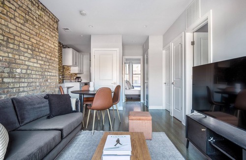 Lakeview Apartment | Upscale Lakeview 2BR w/W/D, patio, walk to Wrigley Field, by Blueground