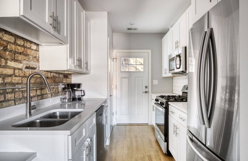 Lakeview Apartment | Upscale Lakeview 2BR w/W/D, patio, walk to Wrigley Field, by Blueground