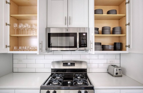 Lakeview Apartment | Upscale Lakeview 2BR w/W/D, patio, walk to Wrigley Field, by Blueground
