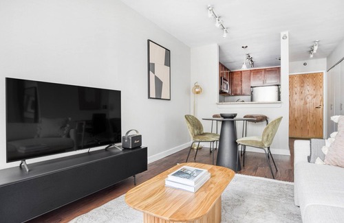 Streeterville Apartment | Upscale Streeterville Studio w/Dog Run & Deck, near Park, by Blueground