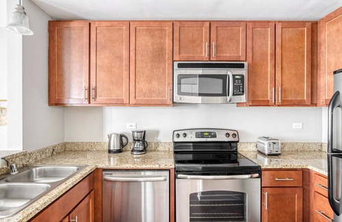 Streeterville Apartment | Upscale Streeterville Studio w/Dog Run & Deck, near Park, by Blueground