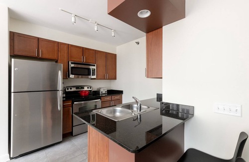 Downtown Chicago Apartment | Urban Loop Studio w/Pool, Gym, nr. Financial District, by Blueground