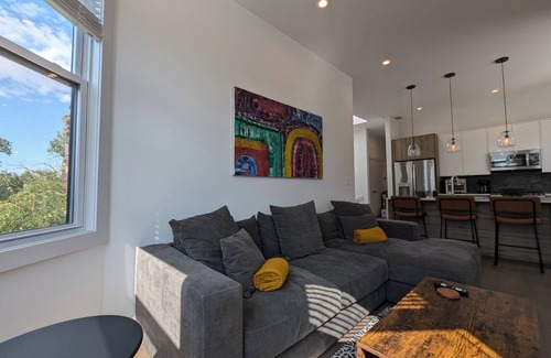 Roscoe Village Apartment | Urban Oasis in Roscoe Village! Pet friendly and family friendly!