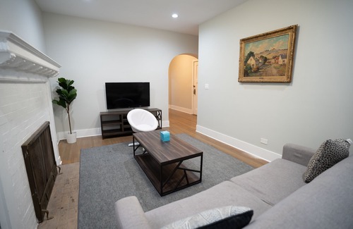 Hyde Park Apartment | Vibrant 4BR Haven in Historic Hyde Park, Near University of Chicago