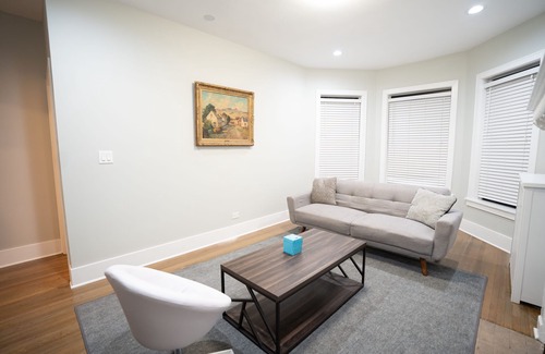 Hyde Park Apartment | Vibrant 4BR Haven in Historic Hyde Park, Near University of Chicago