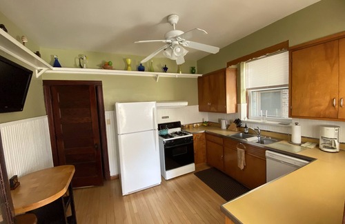 Lakeview House | Vintage Wrigleyville Apartment + Free Parking