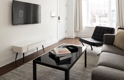 Pilsen Apartment | Walk to IMD, Eats, Bars | EZ Access + WD | Zencity