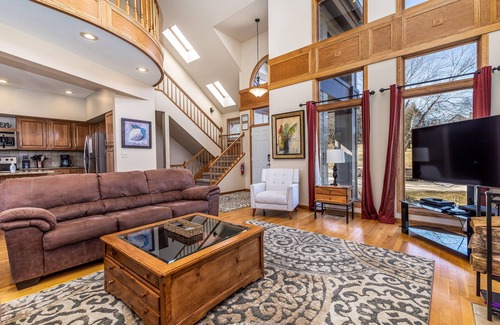 The Galena Territory House | WE Love Fall Most of All @ Longwood! Fire Pit - Hot Tub - Pool Table - OH MY