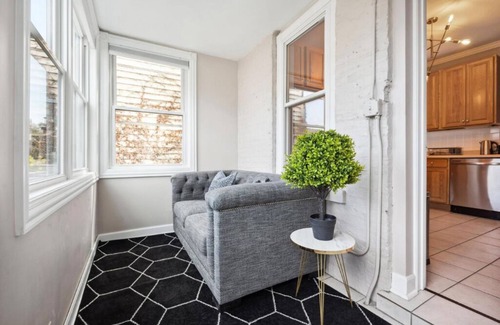 Lakeview Apartment | Wrigley 4BR Home, Sleeps 10, Firepit