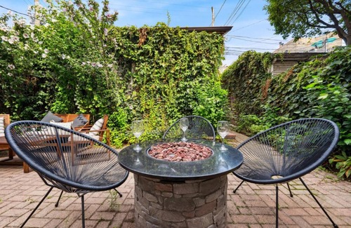 Lakeview Apartment | Wrigley 4BR Home, Sleeps 10, Firepit