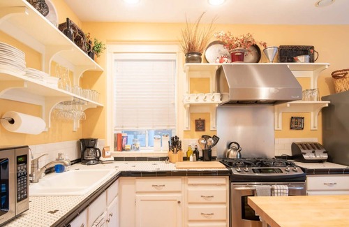 Lakeview House | Wrigleyville | Chicago Guest House | Not Just A Vacation Rental; A Real Home!