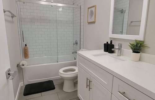 Near West Side Apartment | Your Perfect 2BR Home