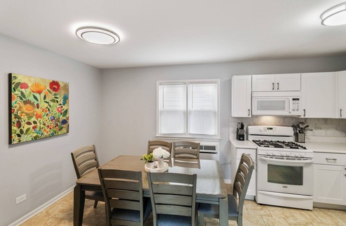 Russell Apartment | 1/2 Mile to Downtown Libertyville