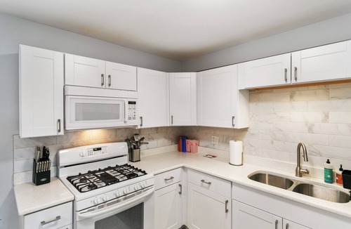 Russell Apartment | 1/2 Mile to Downtown Libertyville