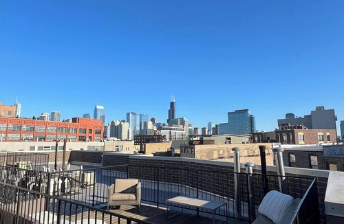 River West Apartment | 1 Garage Parking/Skyline Rooftop/PingPong/Balcony