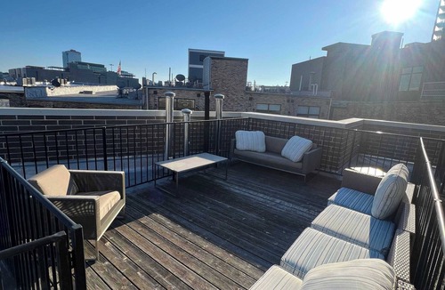 River West Apartment | 1 Garage Parking/Skyline Rooftop/PingPong/Balcony