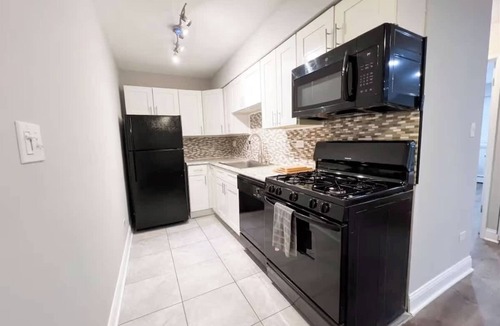 Lake View East Apartment | 1 GB Wi-Fi | Reserved Parking | Sleeps 4