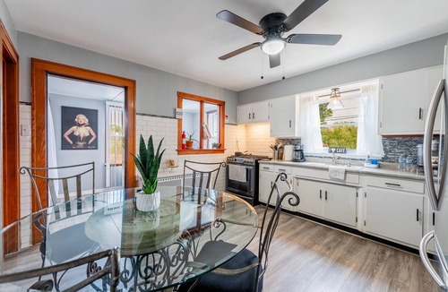 Forestview Apartment | 10 Minutes from Midway Airport Cozy Cottage Home