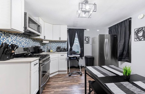 Little Village Apartment | 10 Minutes to Downtown Chicago - Sleeps 12 - King Beds - Games and Arcades