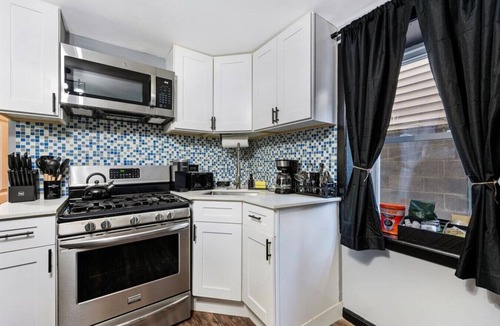 Little Village Apartment | 10 Minutes to Downtown Chicago - Sleeps 12 - King Beds - Games and Arcades