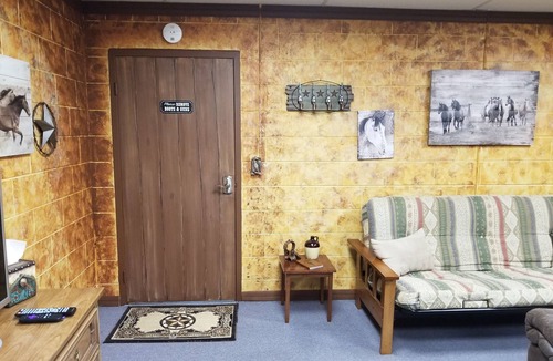 Groveland House | 14 Beautiful Themed bedrooms, Sleeps 65 in beds 7 LG bathrooms & HUGE game room!
