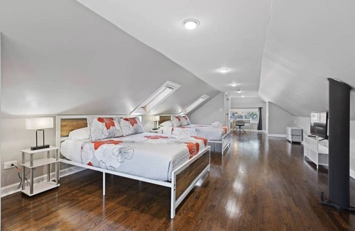 Morton Grove House | 158 m² House ∙ 3 bedrooms ∙ 11 guests